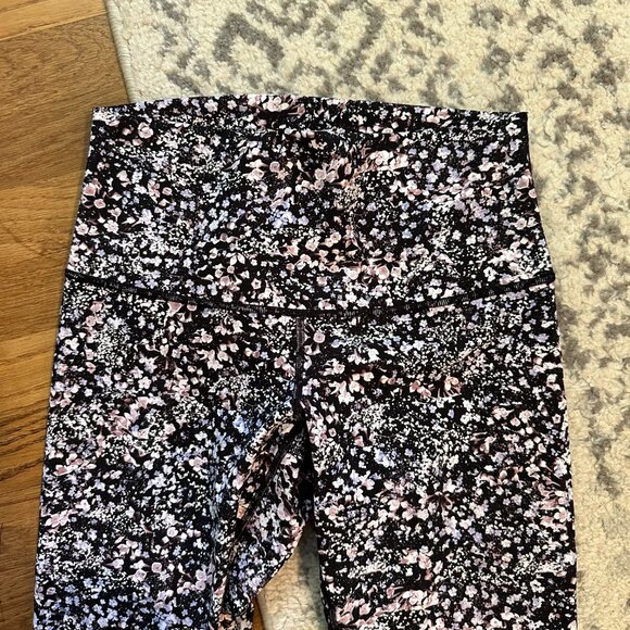 LULULEMON ATHLETICA Wunder Under Crop II Roll Down Scallop 10 | 24" black floral - Picture 10 of 11